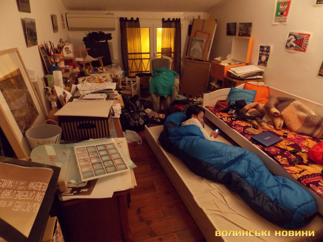 Олена загубилася в хаосі речей